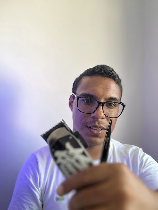 Junior Souza, barbeiro fundador da Salustiano's Barbearia